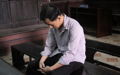 Công an dọa bắn, tống tiền 4 gia đình lãnh 3 năm tù