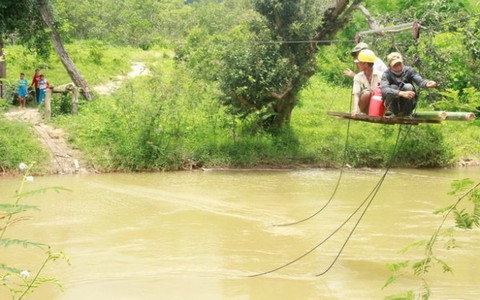 Yêu cầu người dân dỡ cáp treo ở “làng đu dây”
