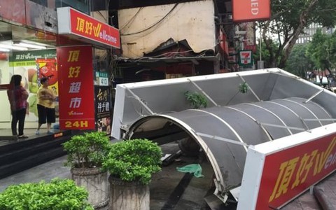 Đài Loan tơi bời trong siêu bão, 2 người chết, 300 bị thương