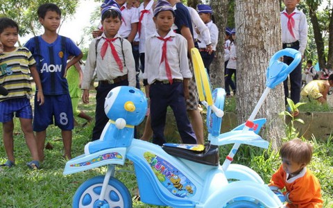 "Tí hon nhất Việt Nam" đã đến trường