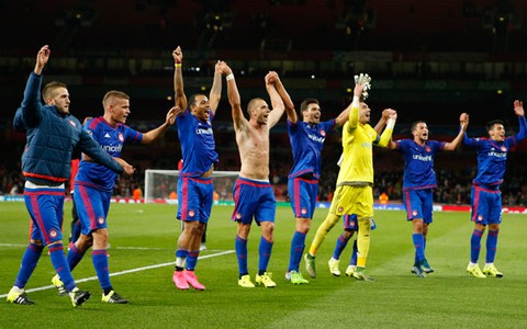 Chelsea và Arsenal "ngã ngựa" ở Champions League