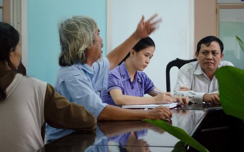 Dân lên tỉnh nhờ bảo vệ quyền lợi