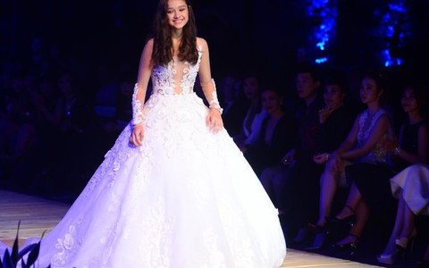 Cô bé lai 13 tuổi gây sốt trong show thời trang