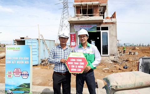 ​Cùng người dân miền núi xây nhà tránh lũ