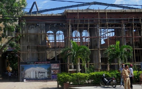 Gãy cần cẩu, hàng rơi đè một công nhân tử vong
