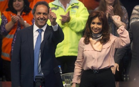 62 tuổi, nữ tổng thống Argentina vẫn "quậy tưng" sân khấu