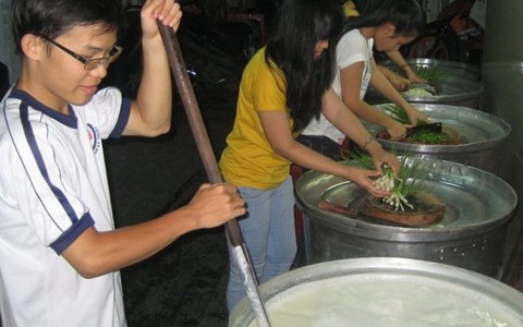 Trắng đêm nấu ăn cho người vô gia cư