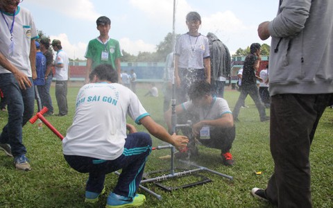 100 đội học sinh thi bắn tên lửa nước