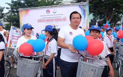 "Vòng quay chia sẻ" tặng 321 xe đạp cho HSSV nghèo