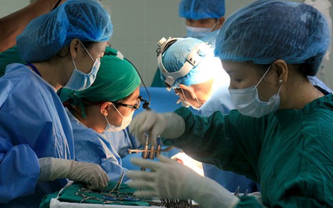 Hai con trai hiến gan cho bố mẹ
