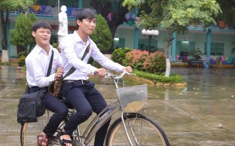 Đạp xe đưa bạn  khuyết tật đến trường