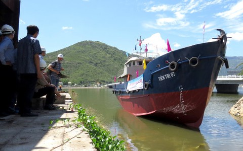 Hạ thủy tàu dịch vụ hậu cần vỏ thép của ngư dân Lý Sơn