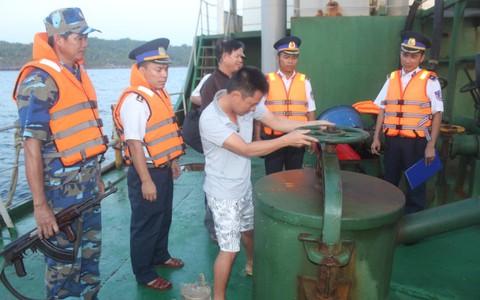 Cảnh sát biển bắt tàu buôn lậu
