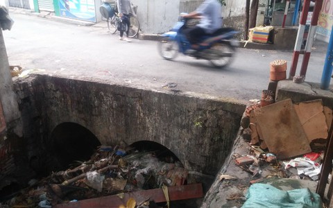Tìm giải pháp thoát nước tạm trong khi chờ xử lý lấn chiếm