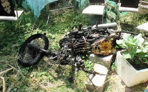 Vợ đánh thức để cằn nhằn, chồng chém vợ rồi tự thiêu