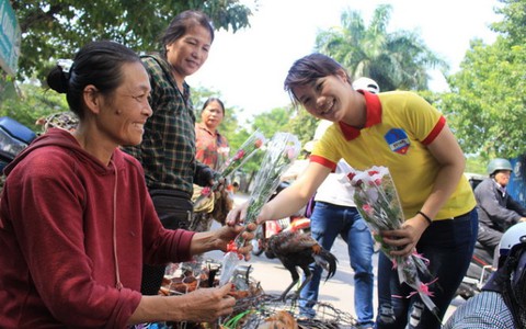 "Lần đầu tiên trong đời tui nhận một bông hoa"
