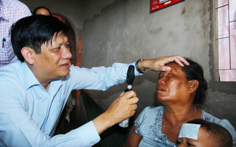 Tìm nguyên nhân gây mù
ở “vương quốc hành tím”