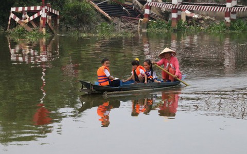 Nguy hiểm chèo ghe đưa trẻ đi học