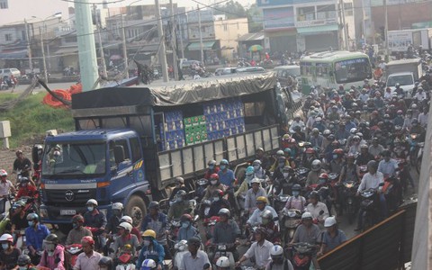 Kẹt xe do công trình rào chắn lấn đường