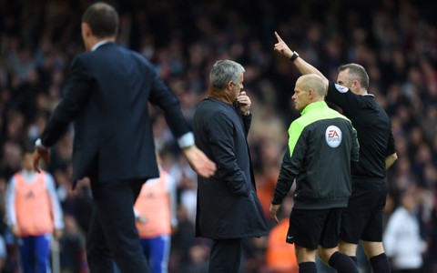 Ông Mourinho bỏ họp báo sau trận thua West Ham