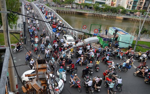 Chân cầu chình ình ngã tư hỏi sao không kẹt xe