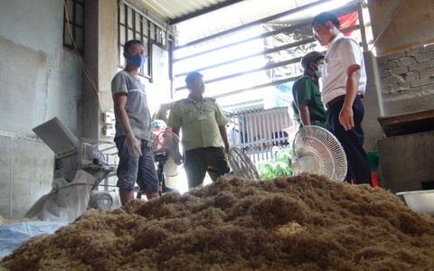 Hãi hùng chế biến chà bông cạnh... chuồng heo