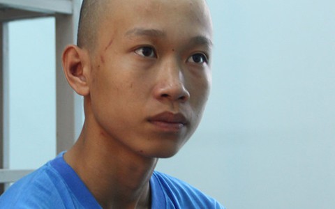 Ném đá vỡ kính xe khách, 2 thanh niên bị khởi tố