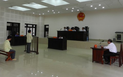 Tranh luận chỗ ngồi của kiểm sát viên và luật sư tại tòa