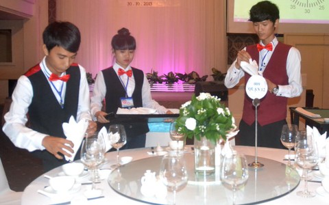 45 phục vụ nhà hàng  tranh tài