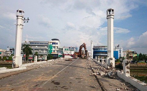 Tạm dừng đập bỏ cầu trăm tuổi
