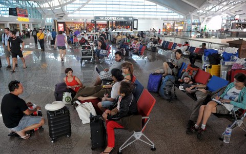 Indonesia kéo dài thời gian đóng cửa sân bay vì núi lửa
