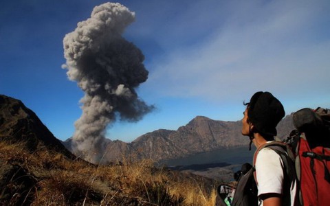 Núi lửa phun, Indonesia đóng cửa sân bay Bali