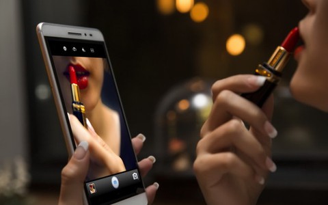 Ra mắt smartphone lai tablet Lenovo PHAB Plus