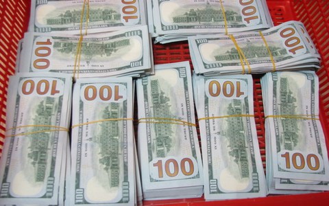 Giá USD tự do vượt 23.000 đồng