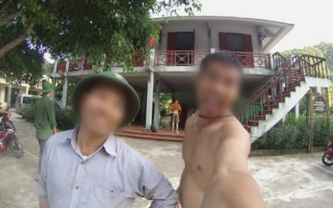 Ép du khách trả tiền chuộc máy ảnh