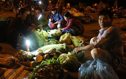 Chợ phiên rau sạch, không nói thách của nông dân nghèo
