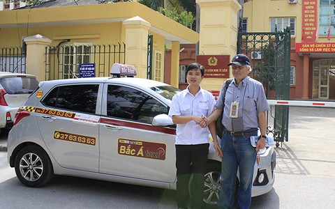 Tài xế taxi trả lại 7.000 USD khách nước ngoài bỏ quên