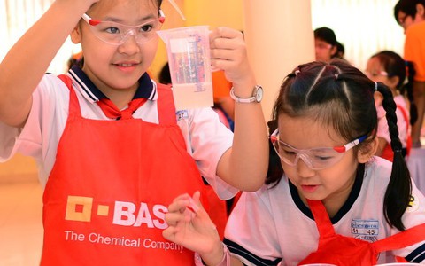 450 học sinh tham gia
thí nghiệm vui của BASF