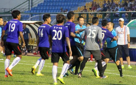 “Trọng tài Dũng gây ức chế cho chúng tôi”