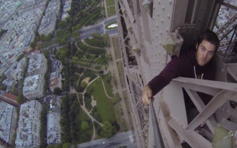 Xem video tay không leo tháp Eiffel