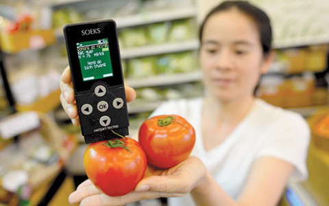 Tặng cẩm nang cho sinh viên chuyên ngành thực phẩm
