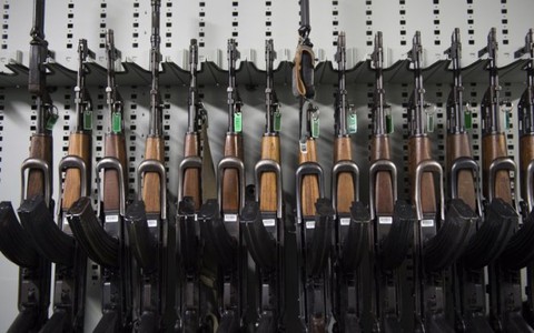 Khủng bố tấn công Paris lấy súng AK-47 từ đâu?