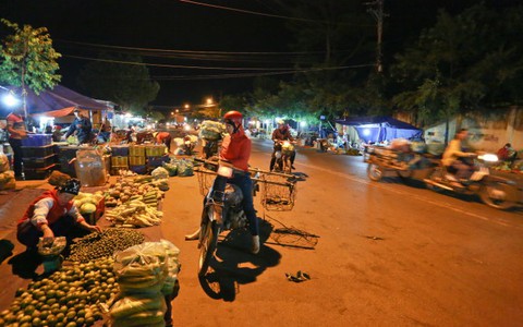 Dẹp chợ tự phát không xuể