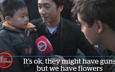 "Bọn chúng có súng nhưng chúng ta có hoa" lan truyền toàn cầu