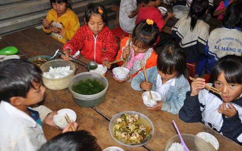 Bữa “cơm có thịt”  để kéo học sinh đến trường