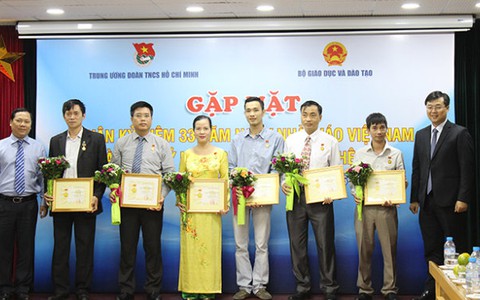 Tặng kỷ niệm chương “Vì thế hệ trẻ” cho cán bộ chủ chốt Bộ GD-ĐT