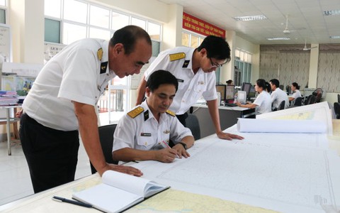 Những bóng hồng phía sau hải đồ