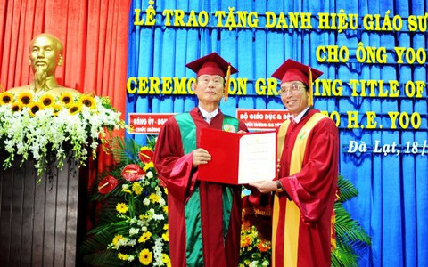 Trao tặng ông Yoo Tae Hyun danh hiệu giáo sư danh dự