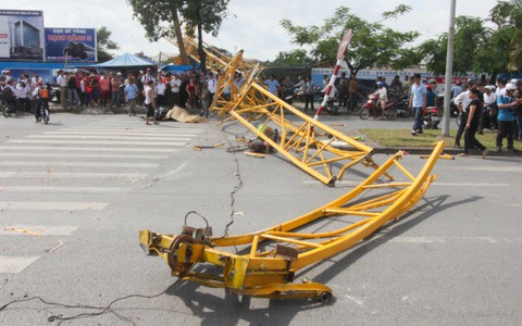 Cần cẩu sập đè chết người mới được kiểm định 3 ngày