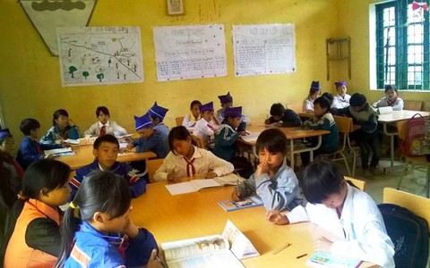 Già làng, trưởng bản gọi học sinh đến trường
